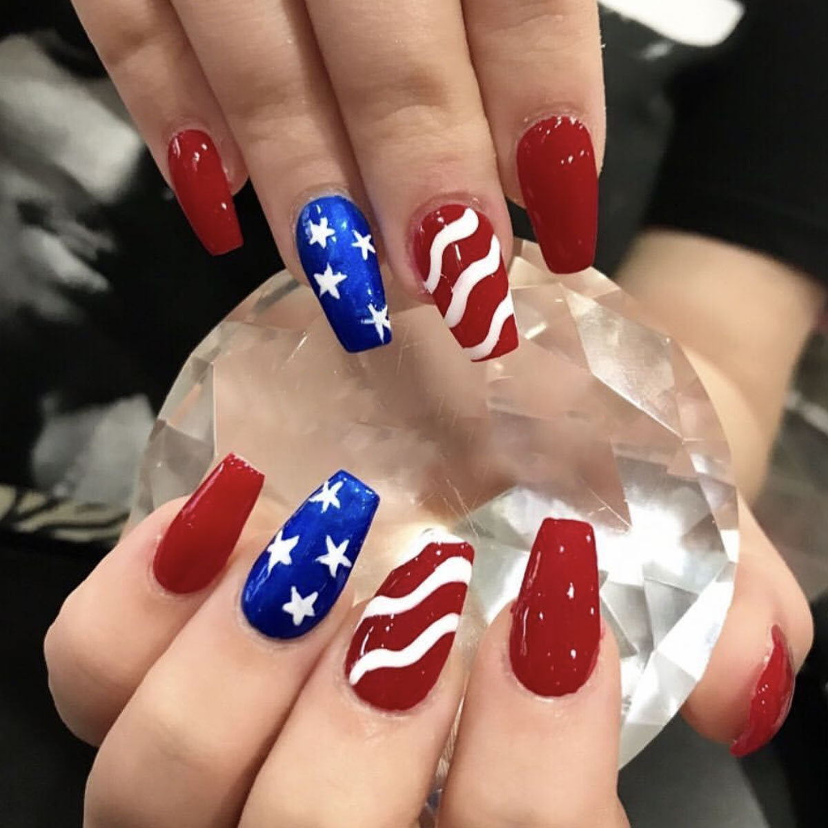 Dicas de unhas destacáveis ​​estrelas listradas